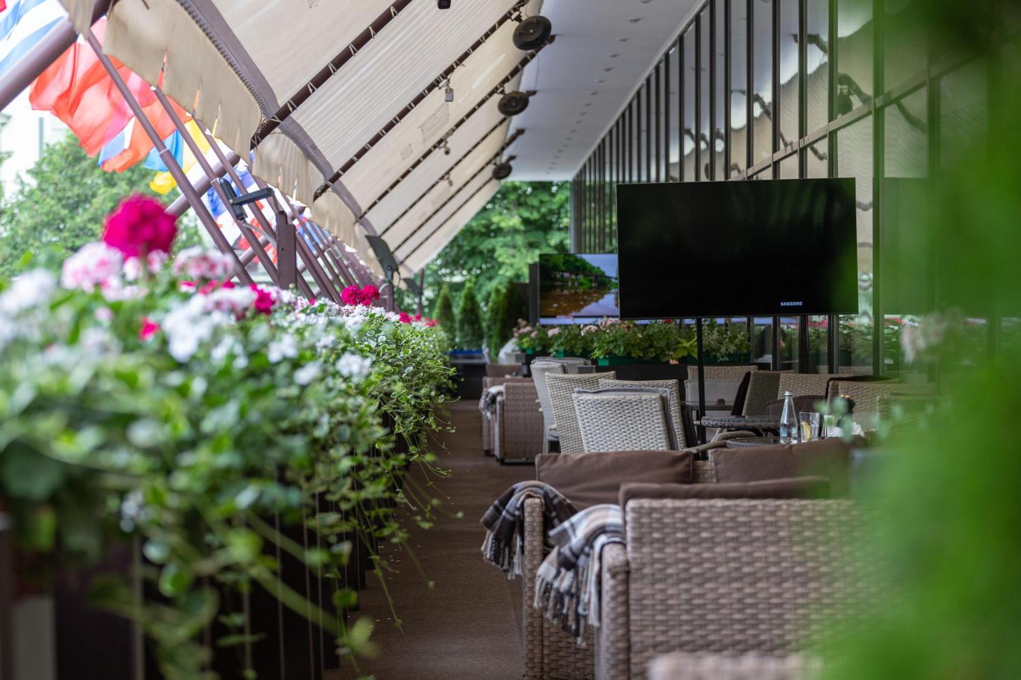 โรงแรมพรีเมียร์ ดนิสเตอร์ ลวีฟ ภายนอก รูปภาพ
